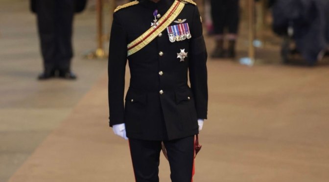 #PrinceHarry wears military uniform at #QueenElizabeth’s vigil! [Pic]