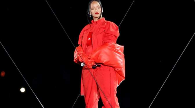 #Rihanna PREGNANT with baby #2! Baby bump on full display during halftime show! [Vid]