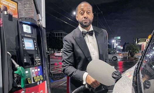 STAR TRACKS: #JaleelWhite in a TUXEDO pumping gas! [pics]