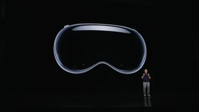 #WWDC23: #Apple UNVEILS #AppleVisionPro augmented reality headset and #IOS17! [vid]
