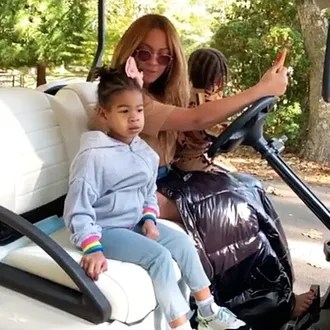 CUTE SHOT of the DAY: #Rumi Carter dancing with Auntie #Solange! [vid]