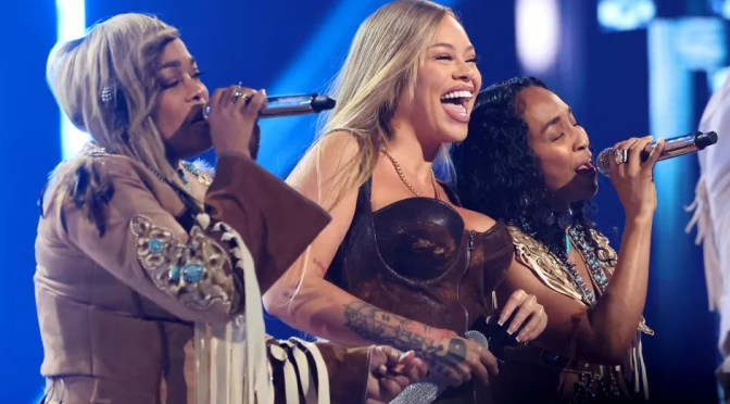 #TLC performs ‘Waterfalls’ with #Latto at #iHeartRadioAwards! [vid]