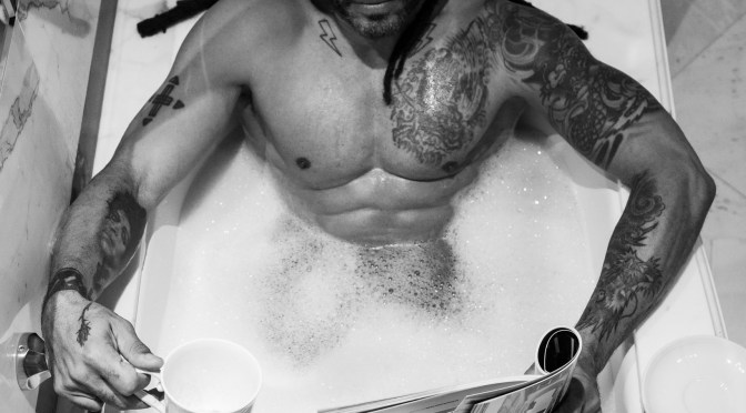 THIRST TRAP: #LennyKravitz flaunts FAB ABS at 60! [pics]