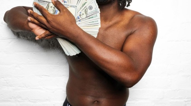 #4batz gets NAKED on stage with a fan! [vid]