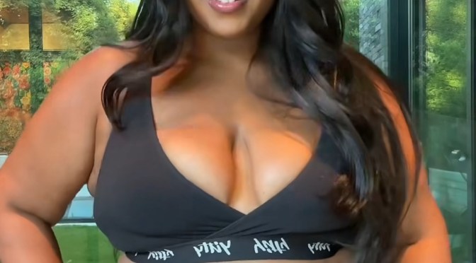 #Lizzo STUNS in newly released IG post!! [vid]