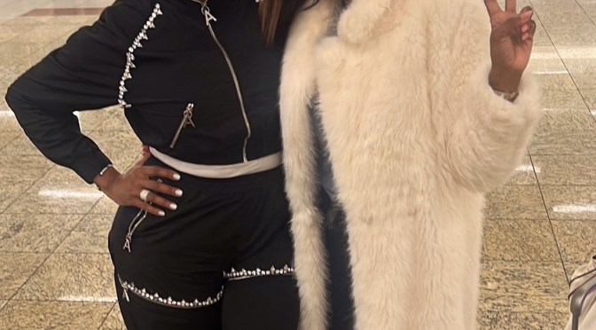 STAR TRACKS: #RHOA alums #NeneLeakes & #KenyaMoore bump into each other at the airport! [vid]