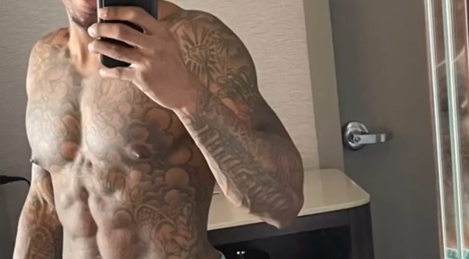 Thirst Trap: #AaronthePlumber showing his 🍆 print! [pic]