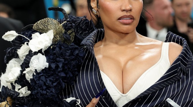 #MetGala: #NickiMinaj SLAYS the blue carpet in #ThomBrowne! [vid]