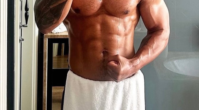 #ThirstTrap: #AaronPierre’s LATEST shirtless selfie has fans in FLAMES! [pic]