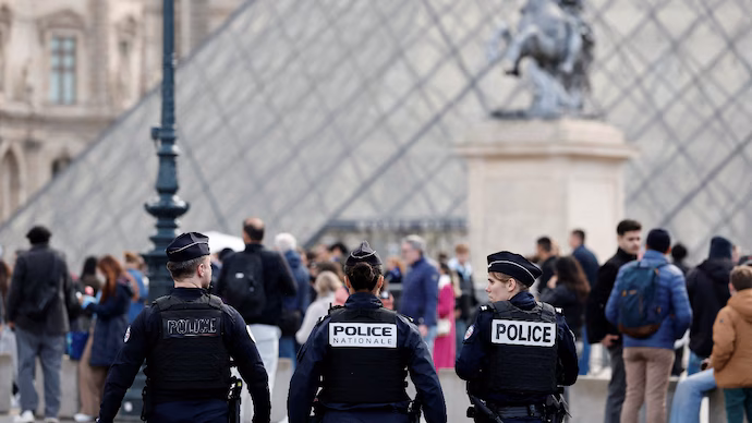 Two suspects arrested over theft of jewels at #Louvre! [details]
