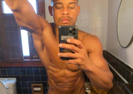THIRST TRAP: Actor, #RobertRiChard SHIRTLESS! [pic]