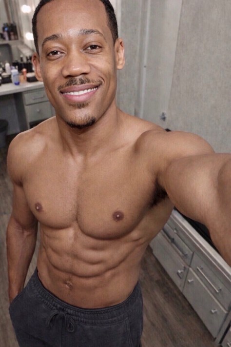 Thirst Trap: #TylerJamesWilliams shows #worklifebalance! [pics]