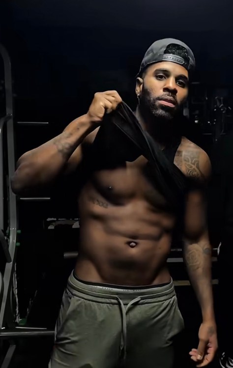 Thirst Trap: #JasonDerulo reminds the fans he is still FIT & FINE! [vid]