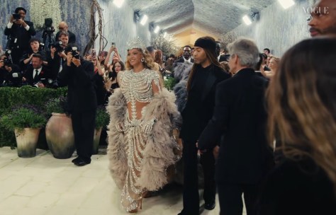 #MetGala 2026: #Beyonce hits the carpet! [vid]