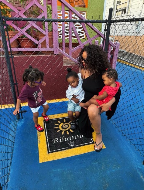 #Rihanna gives us a look at her 3 kids! [vids]