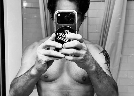 Thirst Trap: #JohnStamos SHIRTLESS mirror selfie for 63rd birthday turns heads! [pics]