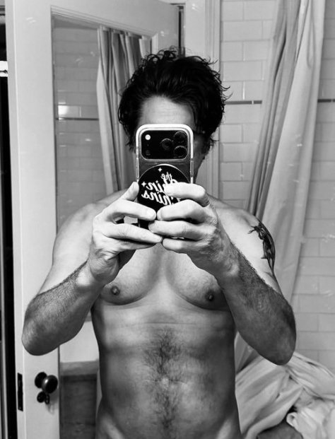 Thirst Trap: #JohnStamos SHIRTLESS mirror selfie for 63rd birthday turns heads! [pics]