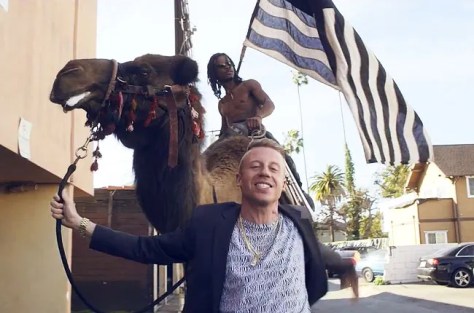 WAKE UP JAM: #Macklemore & #RyanLewis ‘Can’t Hold Us’ feat. #RayDalton [vid]