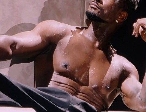 #Usher crowns himself ‘King of R&B’! [vid]