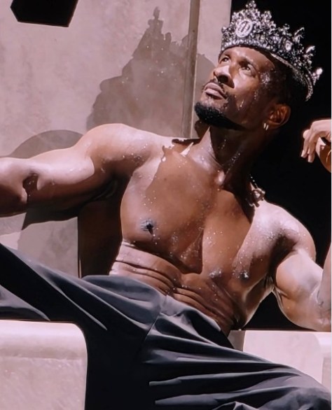 #Usher crowns himself ‘ King of R&B’ [vid]